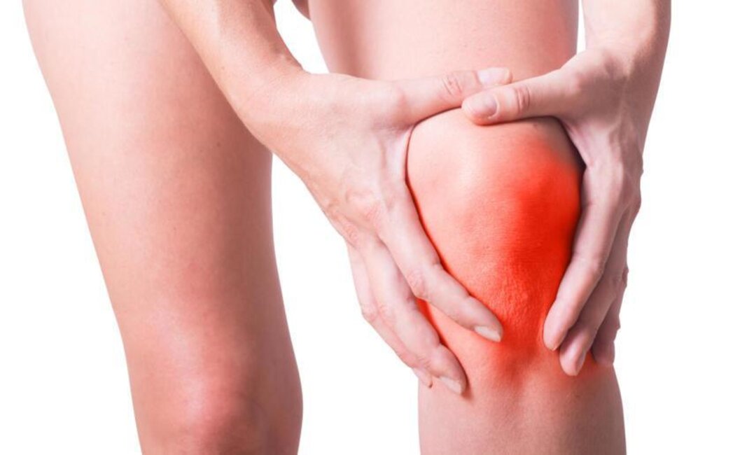 Personne souffrant d’une inflammation douloureuse du genou liée à un excès d’acide urique