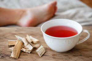 Bâtonnets d’aubier de tilleul bio près d’une casserole et d’une tasse de décoction après un repas festif